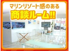 ★ホワイトを基調とした店内★ウエルカムドリンクもご用意いたしております。また、大型海水魚水槽で幻想的な空間へ…。