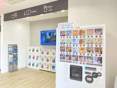 店内にはフリードリンクもございます。お気軽にお越しください。各社新車カタログも置いております。