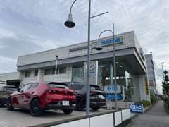 大型工場完備。指定工場の為、車検ラインも併設されております。