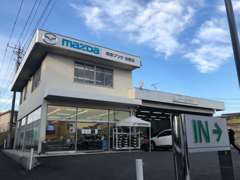 122号線上り線沿いにございます！大きな展示場が目印です！お客様のご来店スタッフ一同心よりおまちしております♪