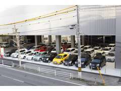 トヨタカローラ広島西地区初！高品質U-Carが100台並ぶ大型屋内展示場！お求めのお車をご提供させていただきます☆