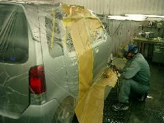 親切丁寧な職人が、あなたの愛車を美しく仕上げます！塗装ブースも完備。