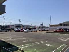 軽自動車からミニバン・ワンボックスまで高品質なU-Carがずらり50台ほど展示してあります。