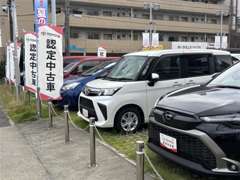 ショールームは広々として明るい雰囲気となっております♪お車のことは何でもご相談くださいませ☆