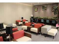店舗の待合コーナーです。点検等でお待ち頂く時はこちらでごゆっくりお過ごしください♪