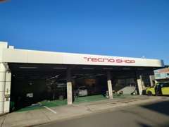 店舗の斜め向かいに新車店舗と併設したサービス工場がございます。車検・点検等アフターもお任せ下さい。