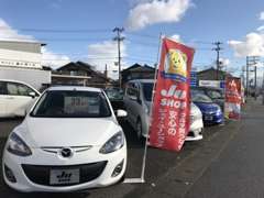 弊社はコンパクトカーを中心に台数は多くないですが、一つ一つ丁寧に仕上げた車を展示しております。