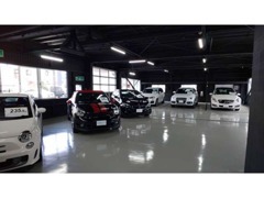 ショールーム奥にも展示車両を揃えております。4WDを中心としたラインナップにしております。