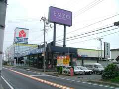 「ENZO」の看板が目印になります。