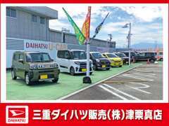 中古車だけではなく新車の取り扱いもございます。駐車場も広くて停めやすい使用になっております。