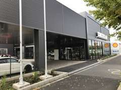 亀有駅の交差点からすぐ、環七内回りにございます。お客様専用駐車場完備。
