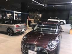 広々新車が展示されております。MINIアクセサリーも豊富にご用意。
