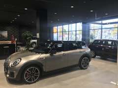 ショールーム内にはMINI最新モデルが常時4台展示しております。