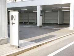 ショールームの裏手に駐車場がございます。ご利用くださいませ。