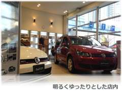 ガラス張りで明るい店内には、話題の新型車を展示しております。ご試乗も可能ですのでお申し出ください。