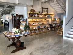 1階には「とく選文庫」（本屋）を併設しており、店主が厳選した約1500冊を常時取り扱っております。