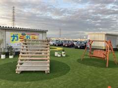 お子様はアスレチックでのびのび遊んでください。