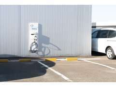 駐車スペースには充電ステーションも完備しております！電気自動車の充電もお気軽にご利用ください！