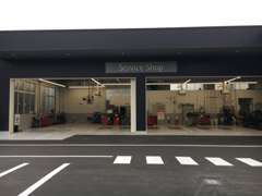 工場も併設いたしておりますのでご購入後も安心です。当店のサービススタッフが心を込めて大切なお車を整備致します。