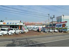 良質な優良中古車を展示中！『乗って安心！買って満足！！』お客様の立場になって提案する明るく、元気なくるま屋さんです！！