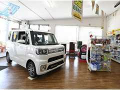 ☆新車展示☆新車も用意させて頂いてますので、給油してる間、ゆっくりご覧頂けます！タイヤ・オイル交換等、お気軽にどうぞ♪