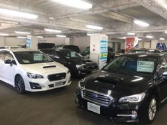 国道36号線沿い。イオン苫小牧店からスグの場所にあります。屋根付きの展示場ですので、悪天候でもゆっくりとご覧になれます！