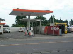 併設してあるガソリンスタンドです。ご来店の際はついでに給油もいかがでしょうか？