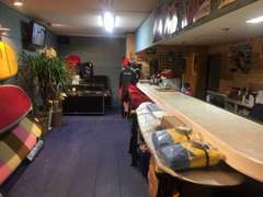 海を感じさせる落ち着いた雰囲気の店内ではサーフボードも展示。