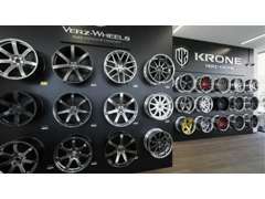壁面には当社ブランド「VERZ-WHEELS」や東京オートサロンに出展したR35GT-Rを展示しております。
