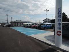 駐車場も広く、車庫入れが苦手な方でも入りやすいです。展示車も数多くありますので、車選びの時は是非ご来店ください。