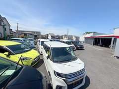 令和7年6月に再拡張してリニューアルオープン！コンパクトカー総在庫120台！地域最大級の大型店です！ご相談下さい！