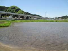 お店の目の前には田園風景！中古車に長くお乗りいただく為には定期的な整備が欠かせません！一般整備も当店にお任せ！