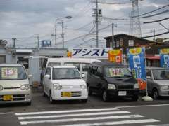 さわやかな青字の看板が目印です！お気軽に立ち寄りください！