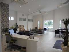 光が差し込む暖かく明るい清潔感あるショールームです。