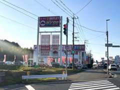 赤い看板が目印！　福岡筑紫野線沿い（筑紫野ICを降りて福岡市方向）！おクルマの事ならすべてカ-チス筑紫野店にお任せ下さい♪