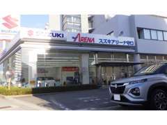 国道1号線沿いにありアクセスも便利。自社整備工場も併設。お車の購入だけでなく車検、点検、各種メンテナンスもお任せください