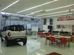 ガラス張りで明るい店内。広いショールムには、新車も展示しております。ご家族そろって、くつろぐ事が可能です。