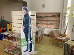 内装にも気を配っていますよ☆大きなテレビや雑誌もあり、居心地の良い店舗作りを心がけております。