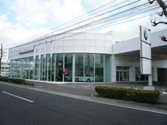 西日本最大級の新車ショールームも隣接