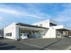 国の指定を受けた車検整備可能な工場を併設しております。1時間30分で車検整備が可能です（要予約・車検前お見積もり必須）
