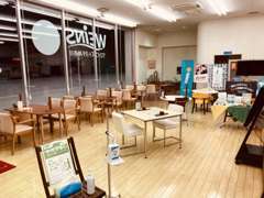 工場付き店舗です。2名のエンジニアがお客様のお車を点検整備、修理させていただいております。(車検整備は出来ません。)