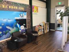 雑誌やマンガ、新聞コーナーも充実しており店内でごゆっくりくつろぐことが出来ます。