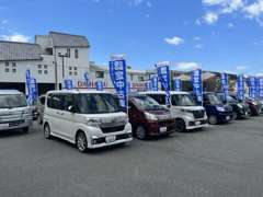 中古車展示場にはフラット7認定中古車がズラリと並ぶ