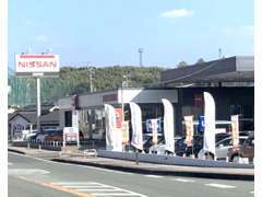 飯塚アイスパレスの前にあり、わかりやすく入りやすい新車中古車併設の大型店舗です。もちろん大型サービス工場完備。