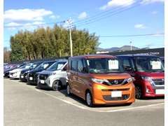 お手頃価格のお車や当社の社用車が勢ぞろい。お車選びから納車後のメンテナンスまでばっちりサポート！ぜひ1度ご来店ください★