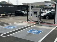 2台同時充電可能な24時間稼働の急速充電器が設置されてます。電気自動車の購入後も安心です★