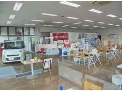 国道354号線沿い「ココス」様の目の前になります。おいしいドリンクとスイーツでスタッフ一同お待ちしております！