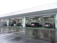 大きな整備工場が併設しています！納車前の点検・整備はもちろん、ご購入後のアフターもお任せください！