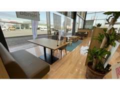 広々した明るいショールームでゆったりお過ごし頂けます。