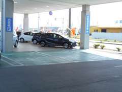 お客様用駐車場もございます。お車でのご来店でも大丈夫です。